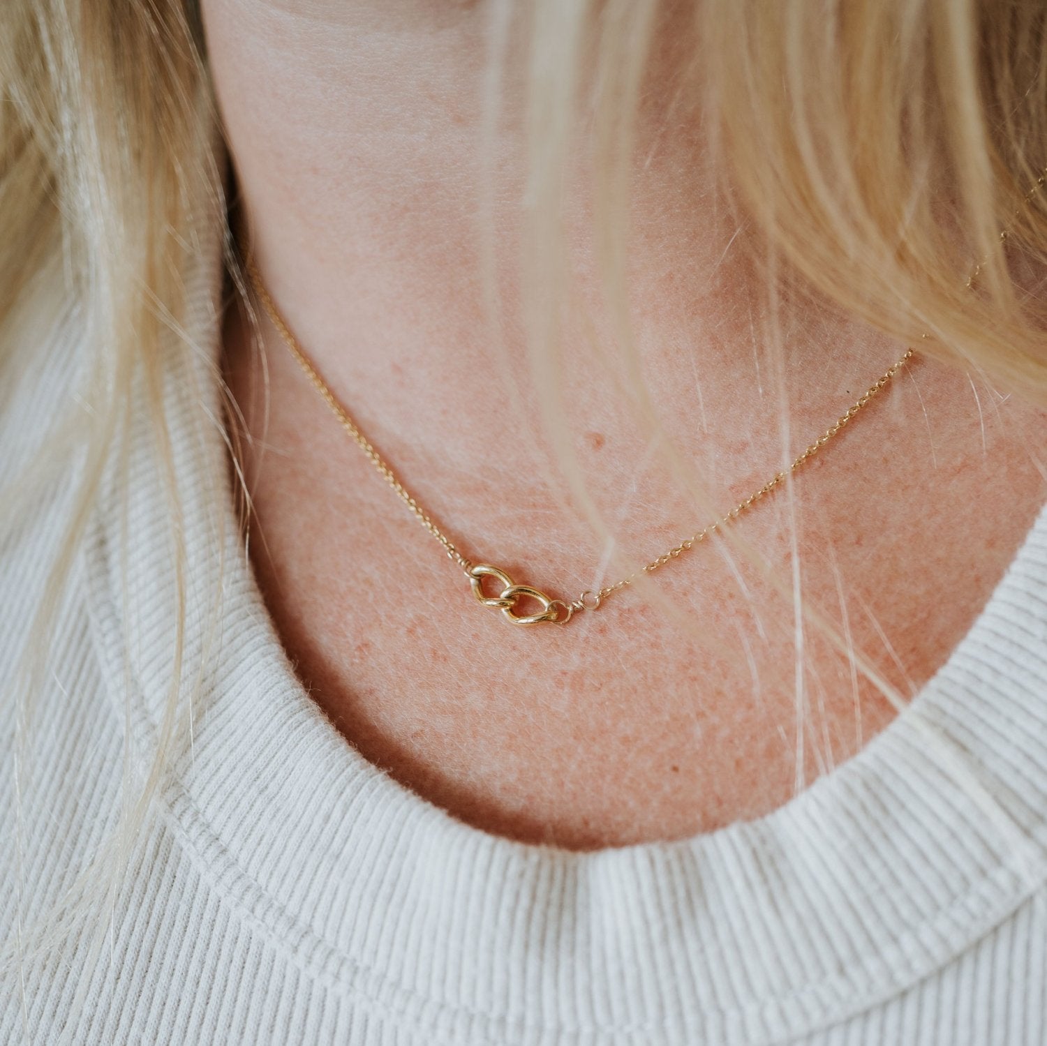 Sisters links necklace gold